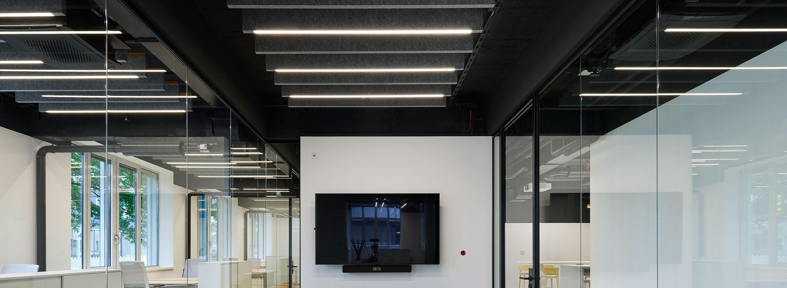 Detailaufnahme einer mikroprismatischen Optik für blendfreies Licht am Bildschirmarbeitsplatz.