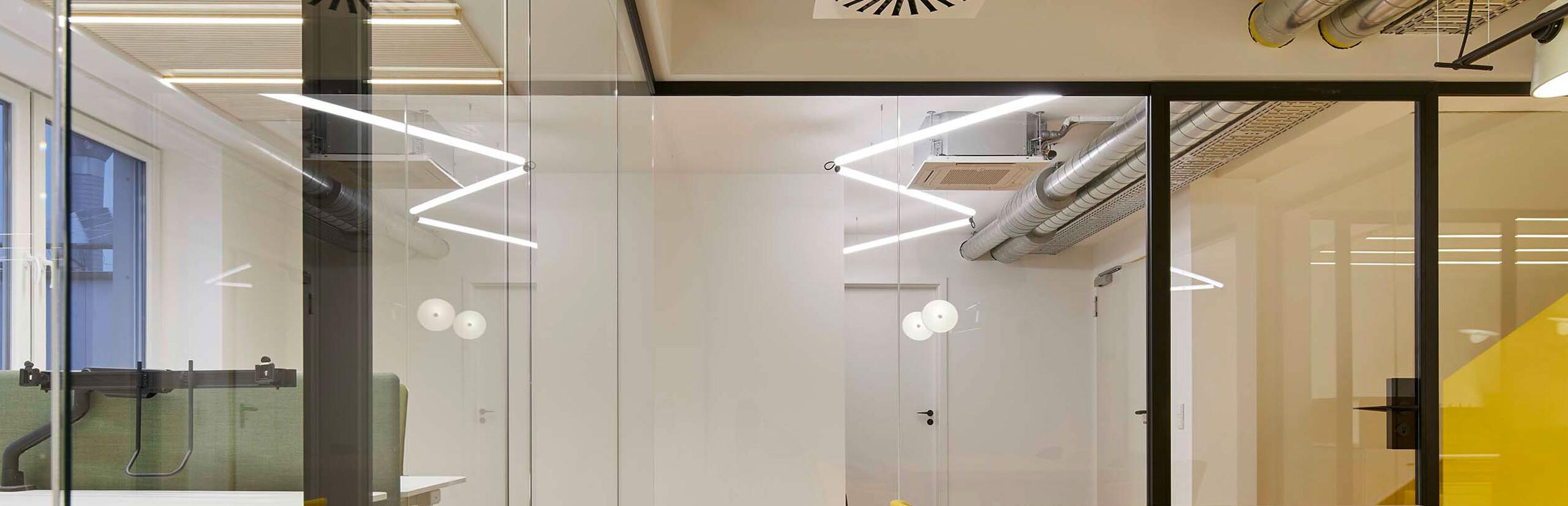 Professionelle Lichtplanung und Lichtberechnung für moderne Büroräume.