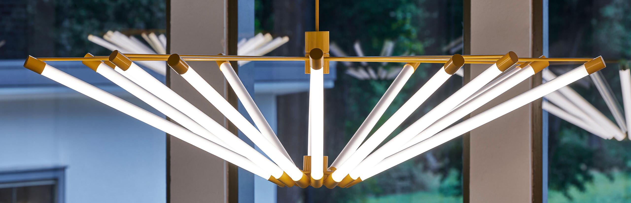 Professionelle Lichtplanung im Büro mit 500 Lux Beleuchtungsstärke auf der Arbeitsfläche.