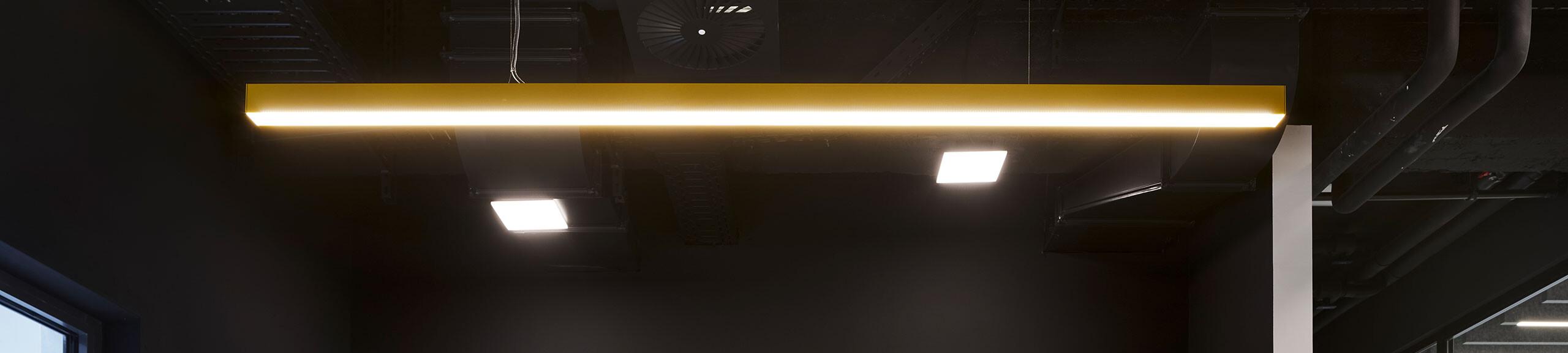 Ergonomische Arbeitsplatzbeleuchtung am Bildschirmarbeitsplatz zur Vermeidung von Blendung.