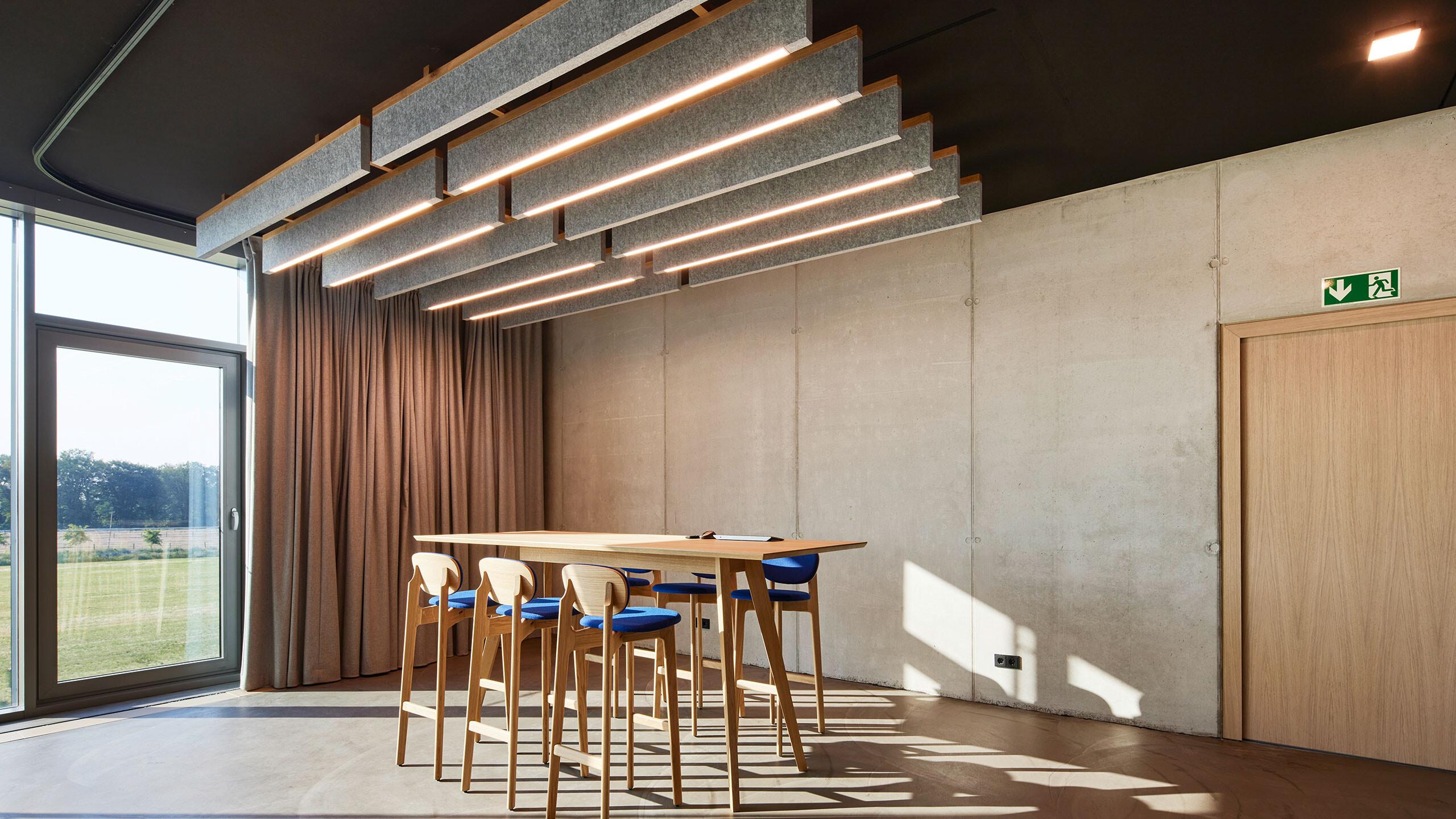 Optimal ausgeleuchteter Arbeitsplatz durch präzise Lichtberechnung im Gewerbebau.