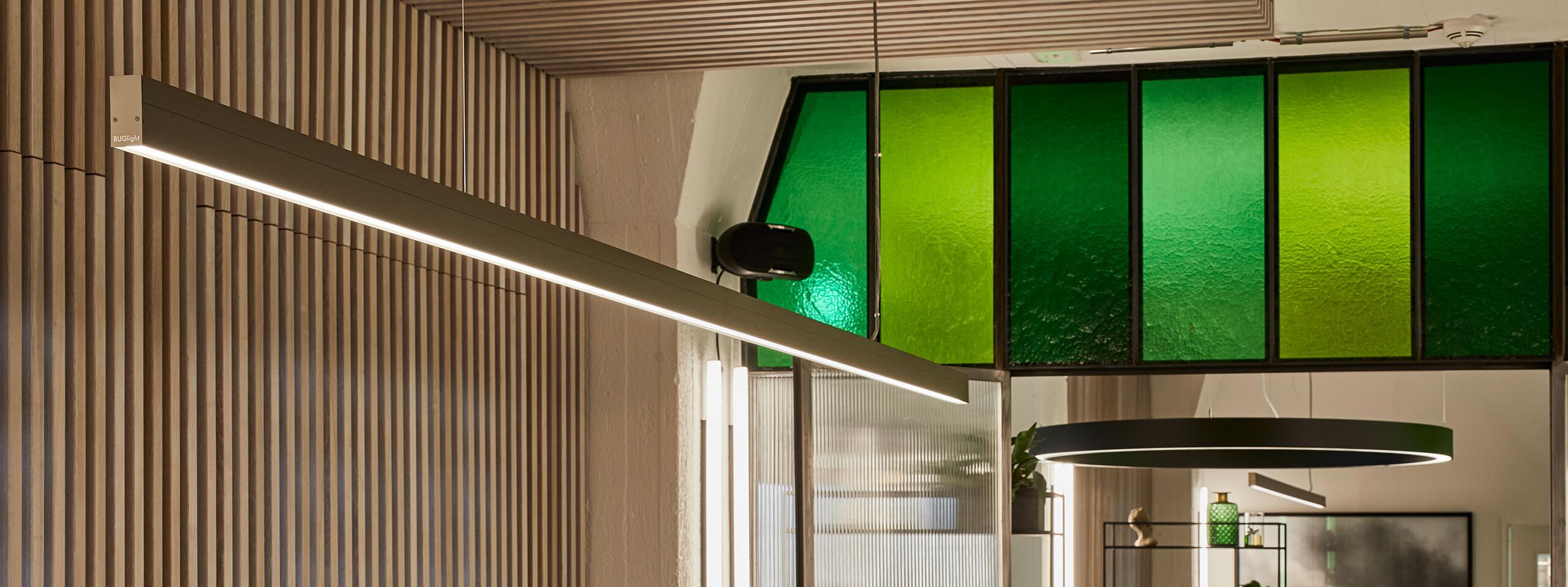 Detailaufnahme einer mikroprismatischen Optik für blendfreies Licht am Bildschirmarbeitsplatz.